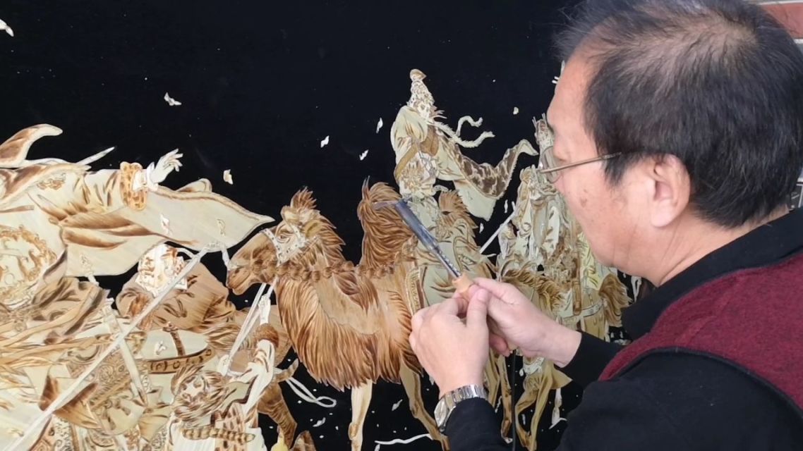 多倫楊麗麗麥秸畫(huà)原來(lái)是這樣做的