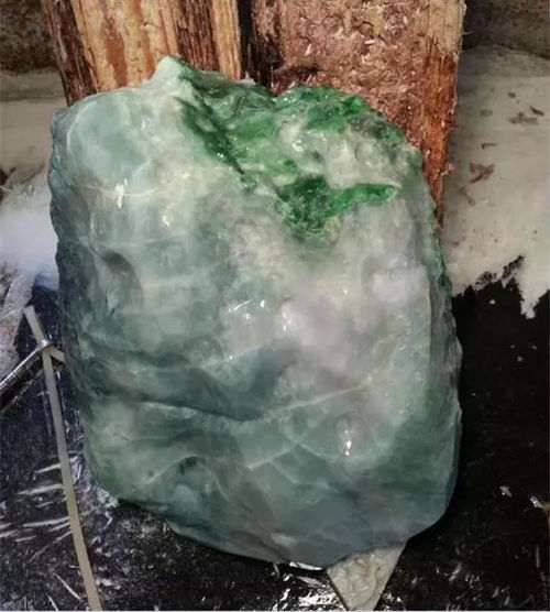垮石重生 當科技之光點亮腐朽翡翠，雕刻師化尋常為傳世